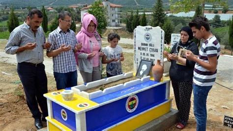 E­ş­i­n­i­n­ ­m­e­z­a­r­ı­n­ı­ ­F­e­n­e­r­b­a­h­ç­e­­n­i­n­ ­r­e­n­k­l­e­r­i­n­e­ ­b­o­y­a­t­t­ı­ ­-­ ­S­o­n­ ­D­a­k­i­k­a­ ­H­a­b­e­r­l­e­r­